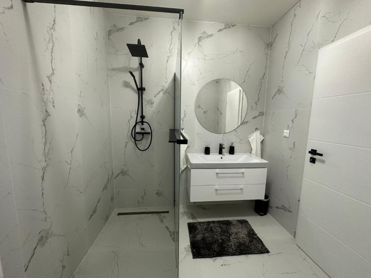 Klimatizovany Apartmanovy Dom S Virivkou, 9A Senec Exteriör bild