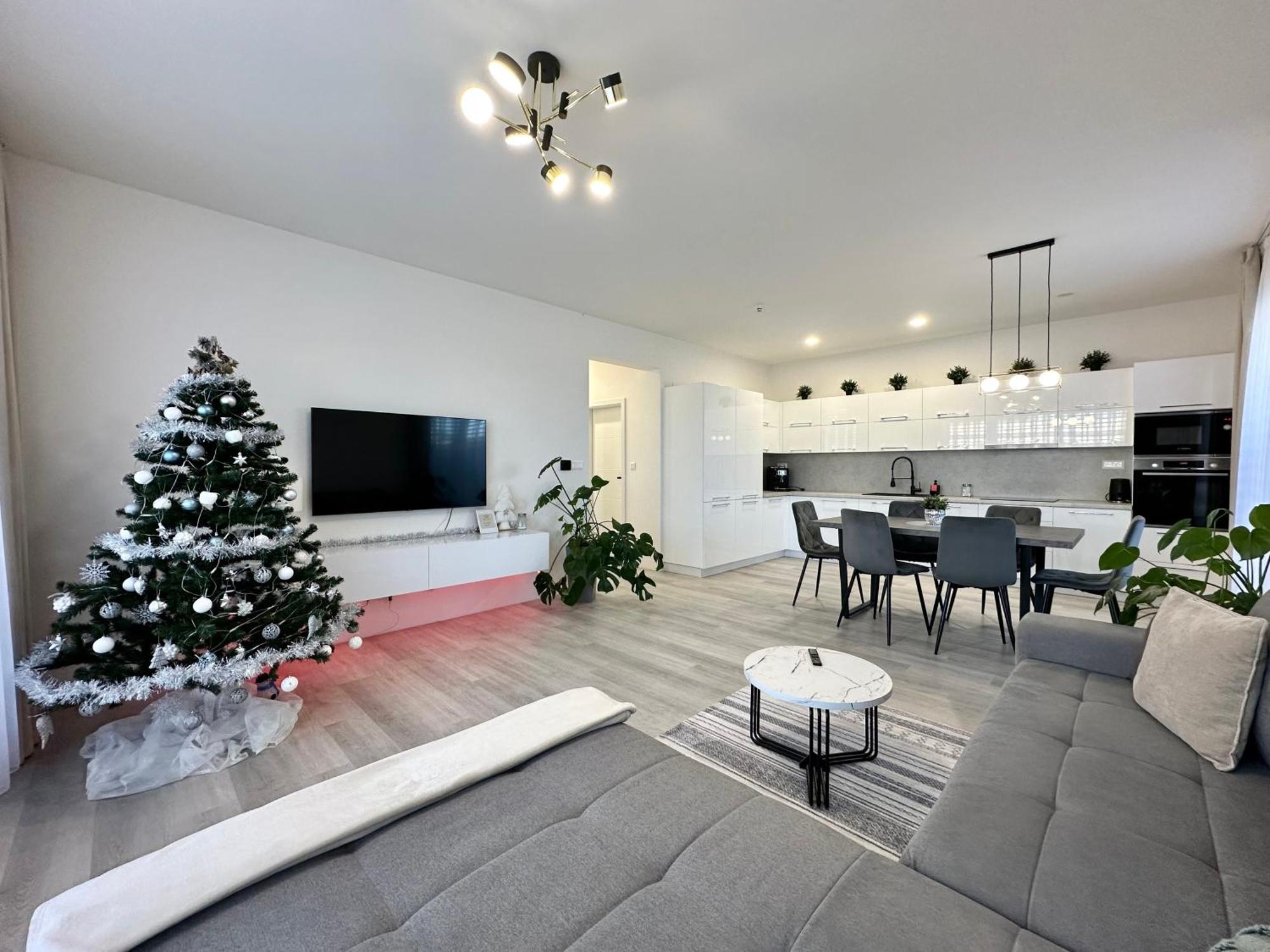 Klimatizovany Apartmanovy Dom S Virivkou, 9A Senec Exteriör bild